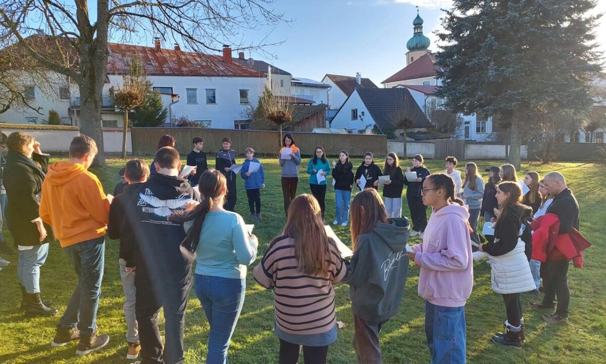 Die Jugendlichen bei einem Spiel zum Thema Wohlbefinden und Natur. Foto: Martina Hejtmanec