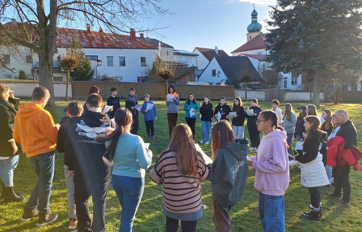 Die Jugendlichen bei einem Spiel zum Thema Wohlbefinden und Natur. Foto: Martina Hejtmanec