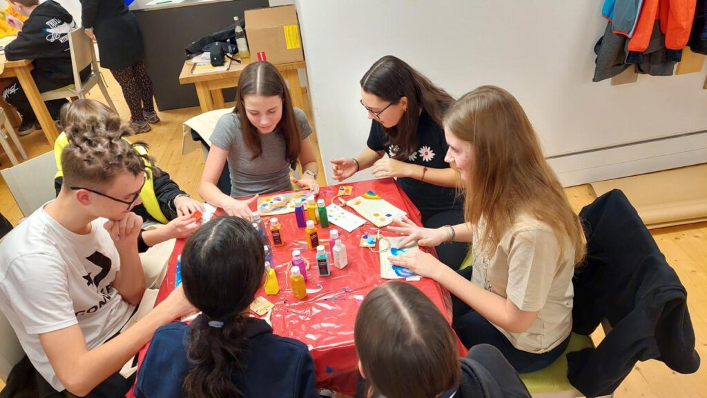 Die Jugendlichen bei einem Bastelworkshop, Foto: Martina Hejtmanec