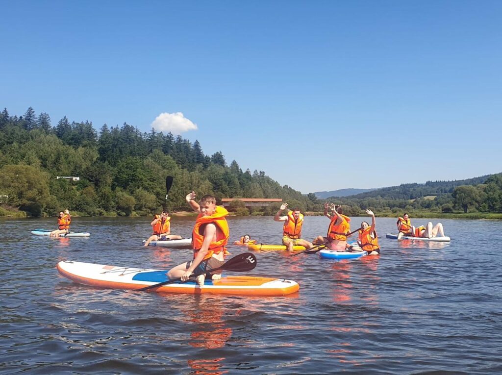 Die Jugendlichen in der ersten Workshop Woche im August auf em Wasser, Foto: Martina Hejtmanec