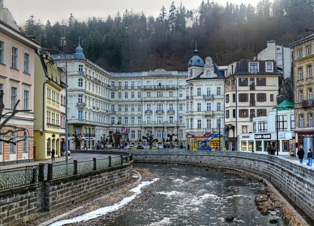 Im Grandhotel Pupp in Karlsbad übernachten Vesper Lynd und James Bond. Das titelgebende Casino im Film befindet sich im gegenüber liegenden Kaiserbad. Foto: Richard Huber, Karlsbad Grandhotel Pupp, CC BY-SA 3.0