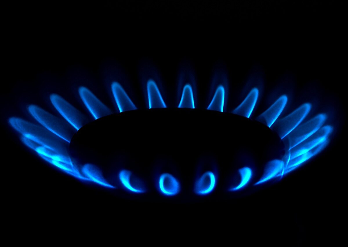 Mit großer Mehrheit hat der Bundestag beschlossen, dass die Gasspeicherumlage auf Erdgas, das von Deutschland aus in benachbarte EU-Länder geliefert wird, ab 1. Januar 2025 entfällt.