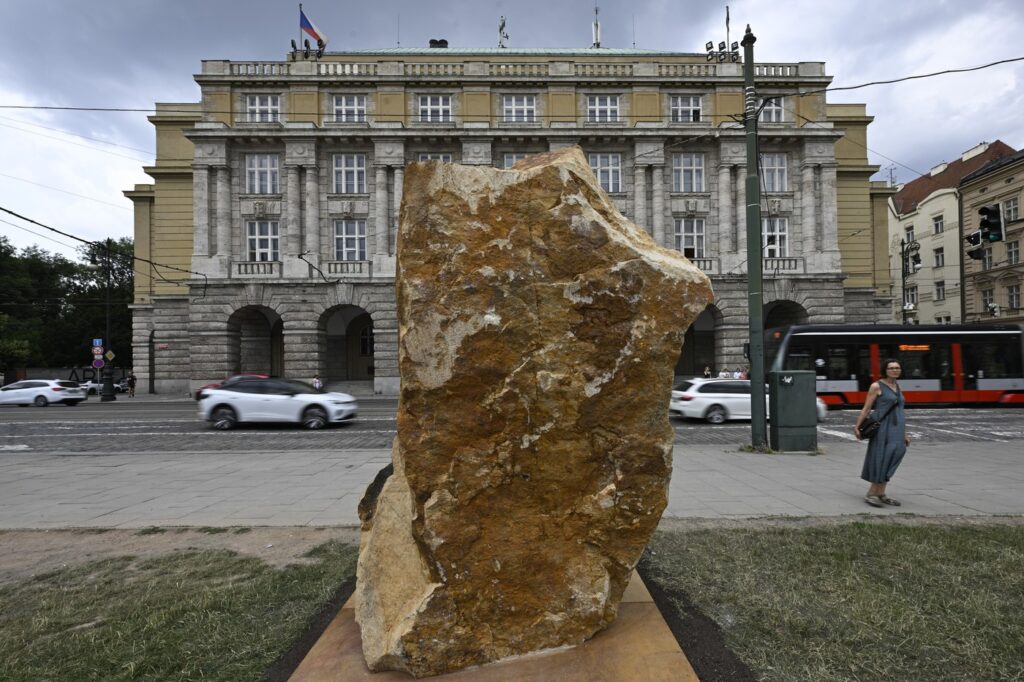 Vor dem Fakultätsgebäude am Jan-Palach-Platz wurde bereits im Sommer eine temporäre Gedenkstätte eingerichtet. Eine Gedenktafel für die Opfer der Tragödie soll in Zukunft an der Schule angebracht werden. Foto: ČTK / Kamaryt Michal