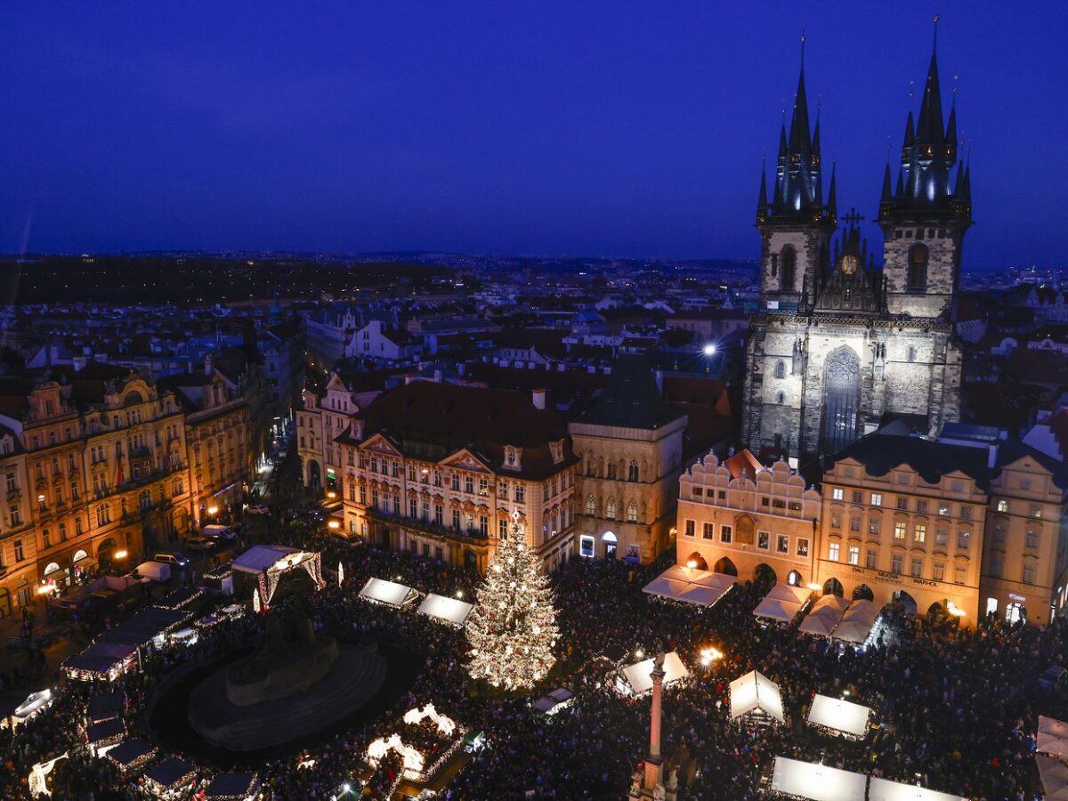 Weihnachtsmarkt auf dem Prager Altstädter Ring (Staroměstské náměstí). Foto: Petr Horník / Právo / Profimedia