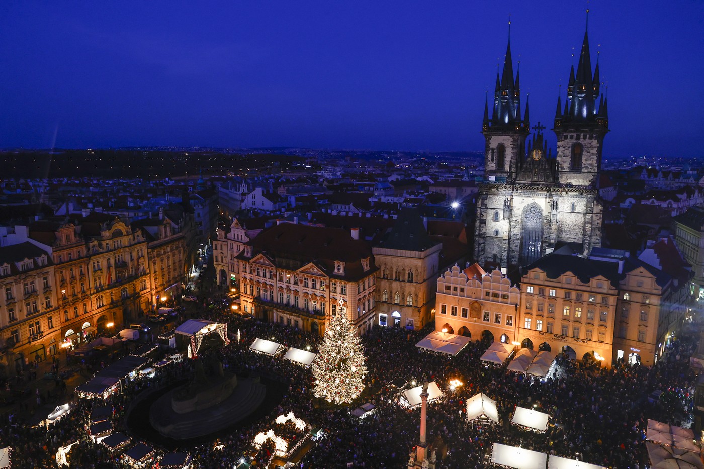 Weihnachtsmarkt auf dem Prager Altstädter Ring (Staroměstské náměstí). Foto: Petr Horník / Právo / Profimedia