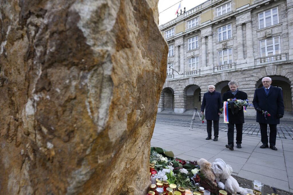 Senatspräsident Miloš Vystrčil (Mitte), seine Stellvertreter Jiří Drahoš (rechts) únd Jiří Růžička (links). Foto: ČTK / Kamaryt Michal