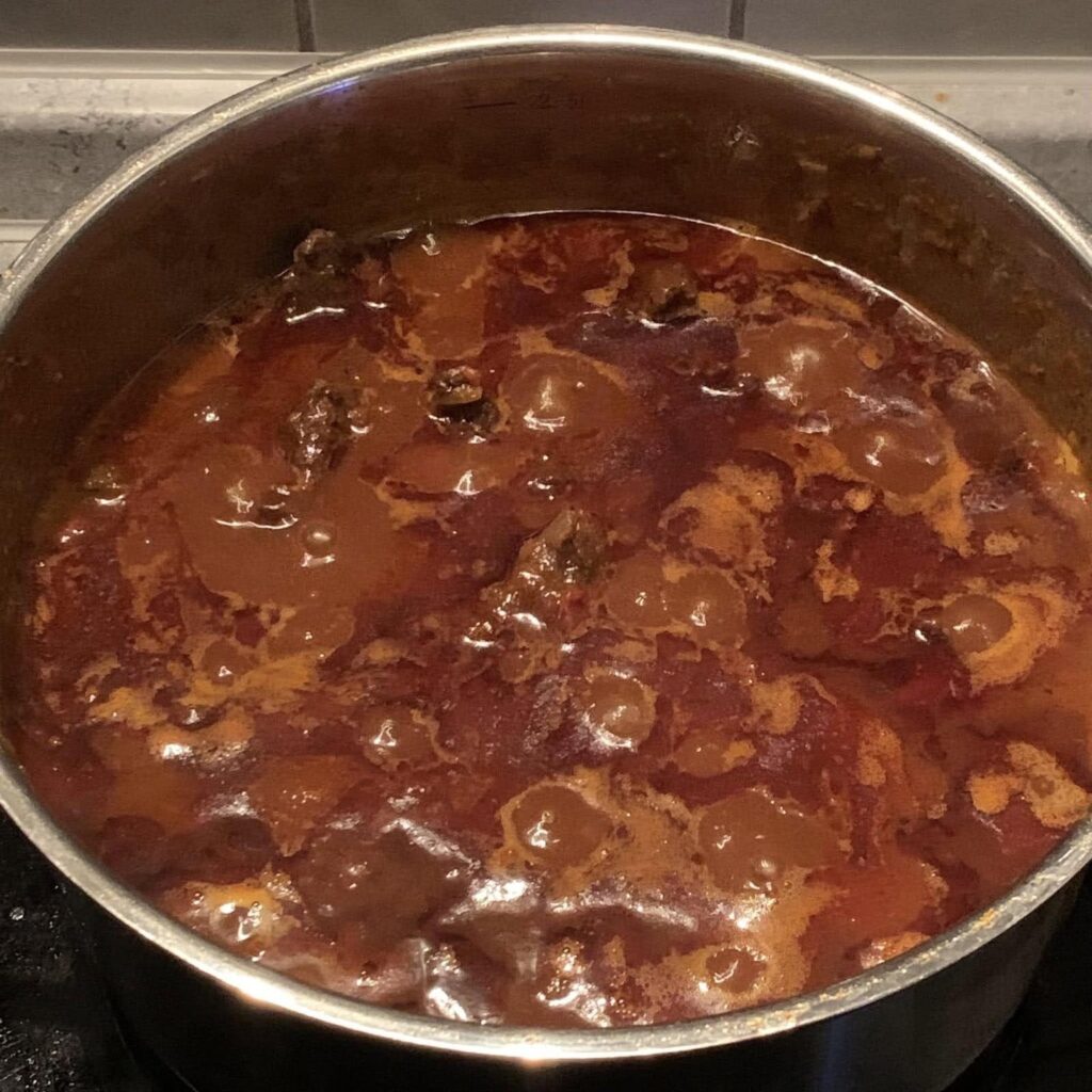 Böhmisches Gulasch, das in einem Kochtopf schmort.