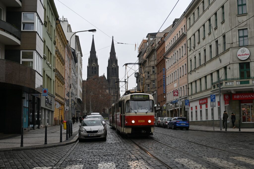 Eine Straßenbahn fährt entlang der Jugoslávská-Straße in Prag.