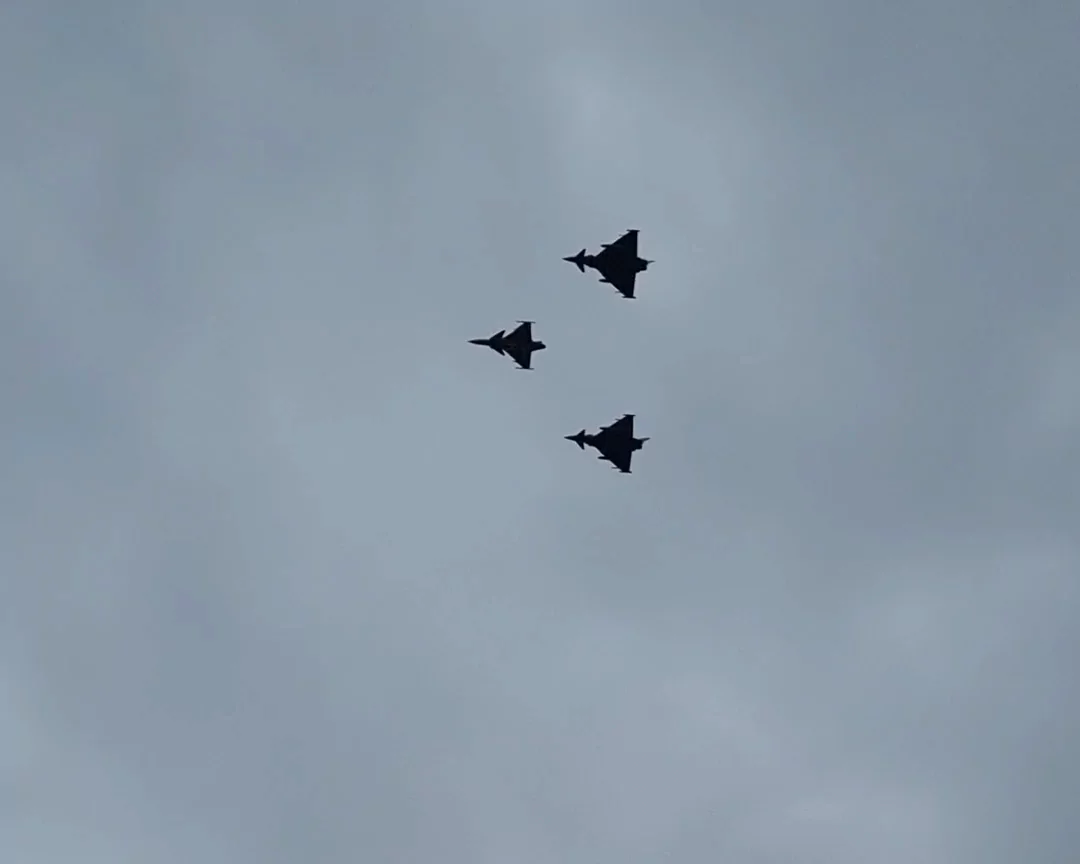 Mit einem Überflug über Prag erinnerten sechs Militärflugzeuge im März 2024 an die 25-jährige Mitgliedschaft der Tschechischen Republik in der NATO. Foto: Manuel Rommel