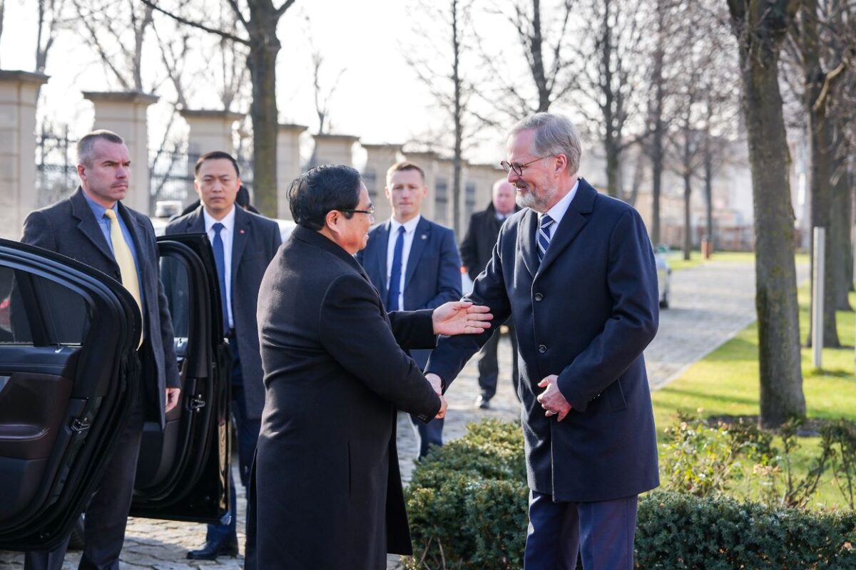 Der tschechische Premierminister Petr Fiala und der vietnamesische Premierminister Phạm Minh Chinh geben sich im Garten der Prager Straka-Akademie die Hand.