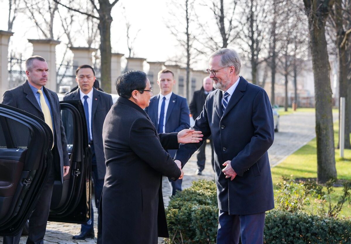 Der tschechische Premierminister Petr Fiala und der vietnamesische Premierminister Phạm Minh Chinh geben sich im Garten der Prager Straka-Akademie die Hand.