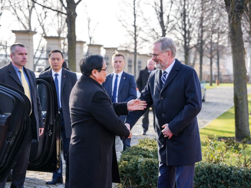 Der tschechische Premierminister Petr Fiala und der vietnamesische Premierminister Phạm Minh Chinh geben sich im Garten der Prager Straka-Akademie die Hand.