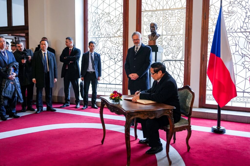 Der vietnamesische Premierminister Phạm Minh Chinh unterschreibt das Gedenkbuch der Straka Akademie in Prag.