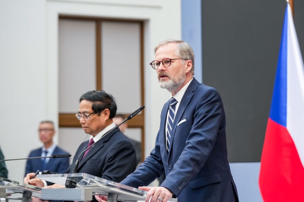 Der tschechische Premierminister Petr Fiala und der vietnamesischen Premierminister Phạm Minh Chinh stehen an einem Rednerpult bei einer Pressekonferenz.