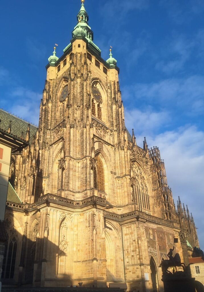 Blick auf den Veitsdom an einem sonnigen Sonntagnachmittag. Foto: Tim Dantes