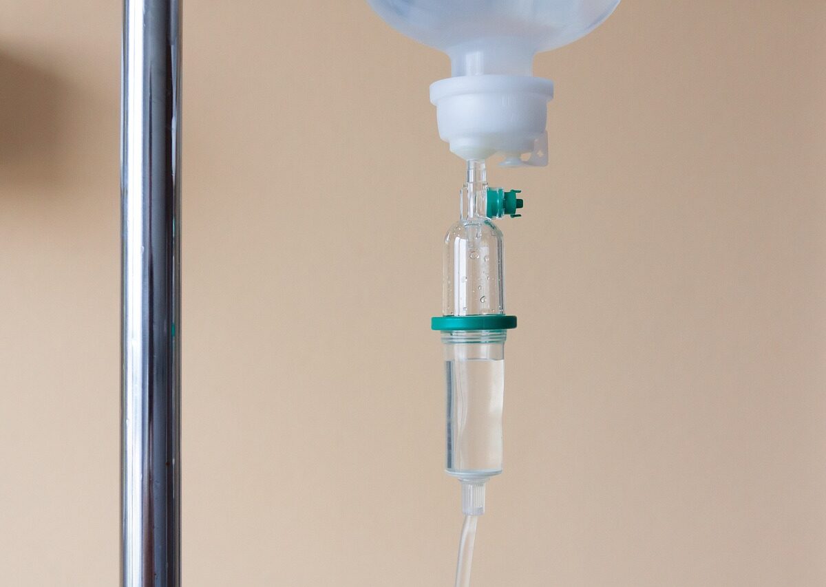 Kochsalzlösung tropft aus einem Infusionsbeutel.