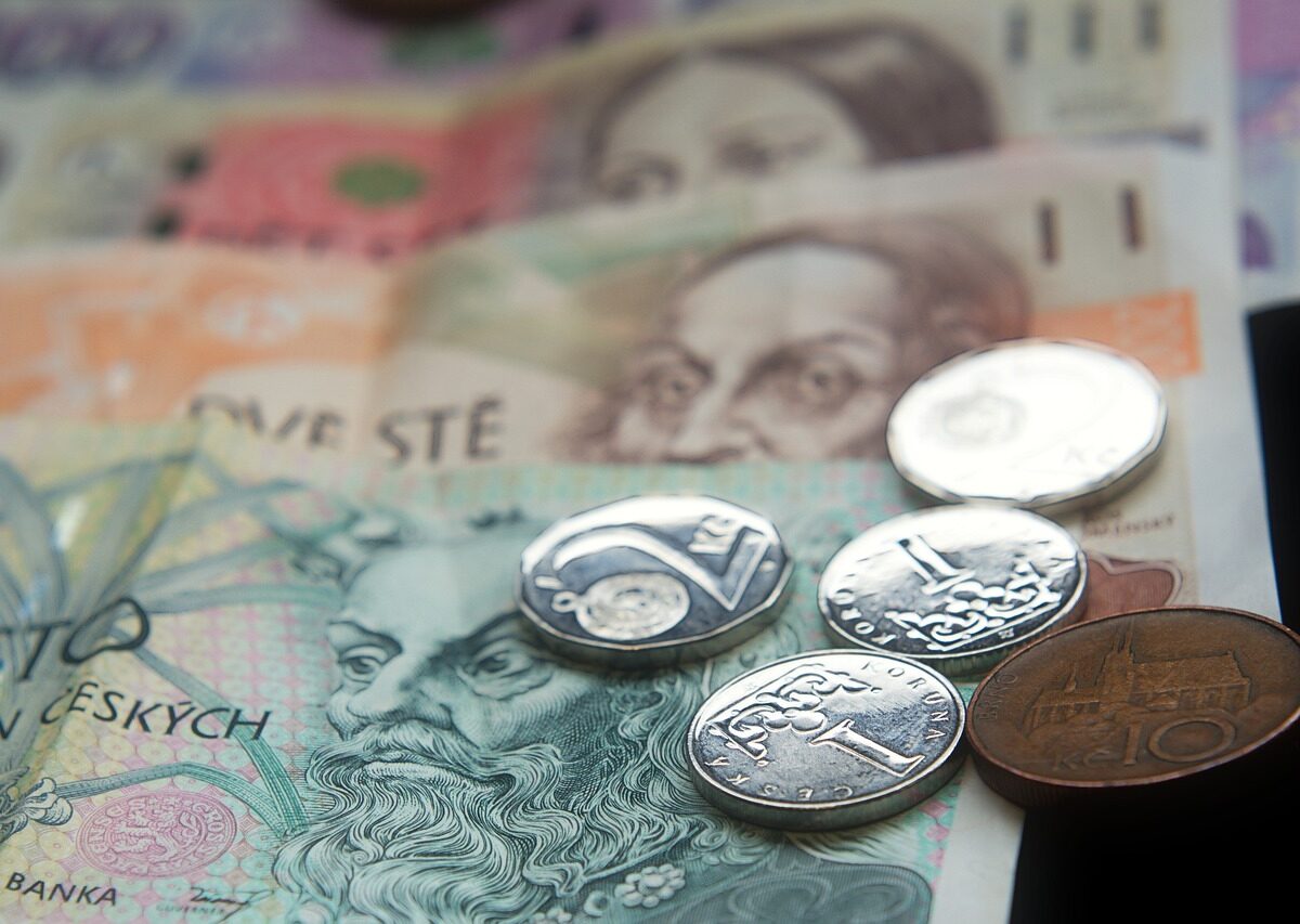 Die Landeswährung in Tschechien sind Tschechische Kronen (CZK). zu sehen sind tschechische Münzen und Geldscheine.