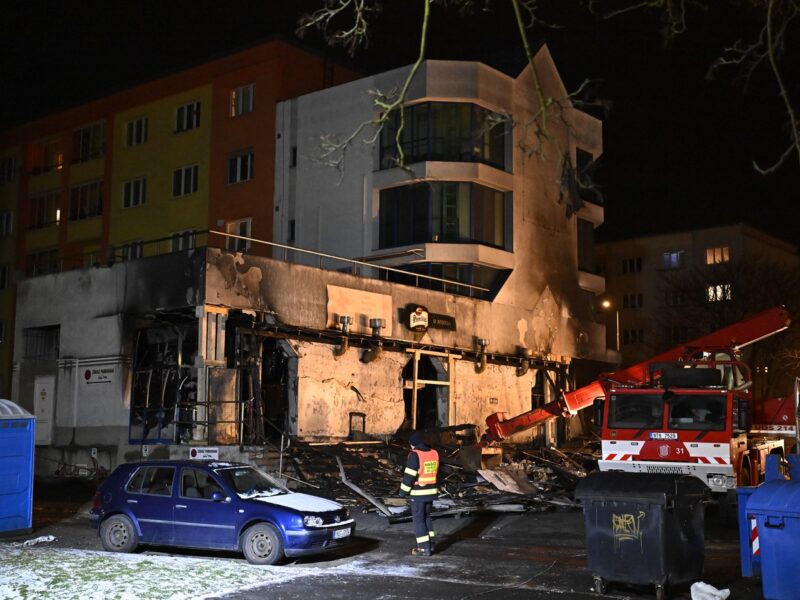 Der Brand, bei dem sechs Menschen ums Leben kamen, ereignete sich am späten Samstagabend in der Restaurant-Bar "U Kojota" in der Innenstadt von Brüx. Foto: ČTK / Hájek Ondřej