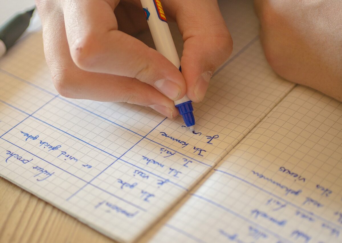 Eine Hand hält einen Stift.