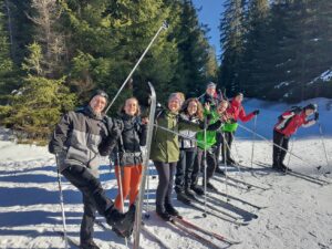 Auf Skiern erkundeten die Teilnehmenden die verschneite Winterlandschaft. Foto: Prostor pro Rozvoj