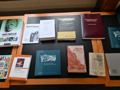 Ein Tisch auf dem verschiedene Bücher liegen.