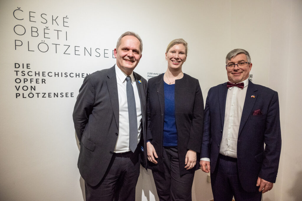 Von links nach rechts: der Deutsche Botschafter Andreas Künne, die Institutsleitung Anaϊs Boelicke und der Grant der Ausstellung Jan Boris Uhlíř.