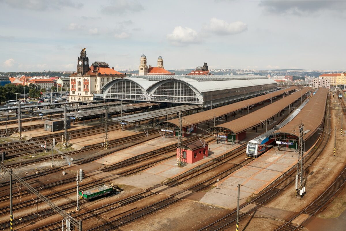 Unter dem Prager Hauptbahnhof soll ein unterirdischer Bahnhof entstehen. Foto: Lynx1211, Praha hlavní nádraží (celkový pohled), CC BY-SA 4.0