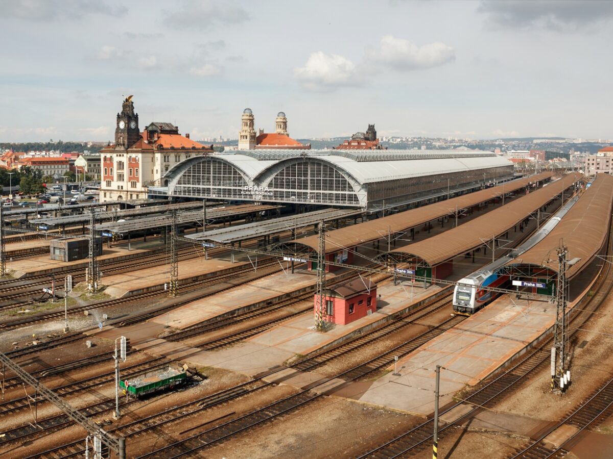 Unter dem Prager Hauptbahnhof soll ein unterirdischer Bahnhof entstehen. Foto: Lynx1211, Praha hlavní nádraží (celkový pohled), CC BY-SA 4.0