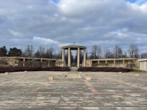 Das tschechische Dorf Lidice liegt etwa 20 Kilometer westlich von Prag und wurde von den Nazis als Rache auf den Attentat auf Reinhard Heydrich zerstört, wobei 340 der 503 unschuldigen Bewohner ermordet wurden.