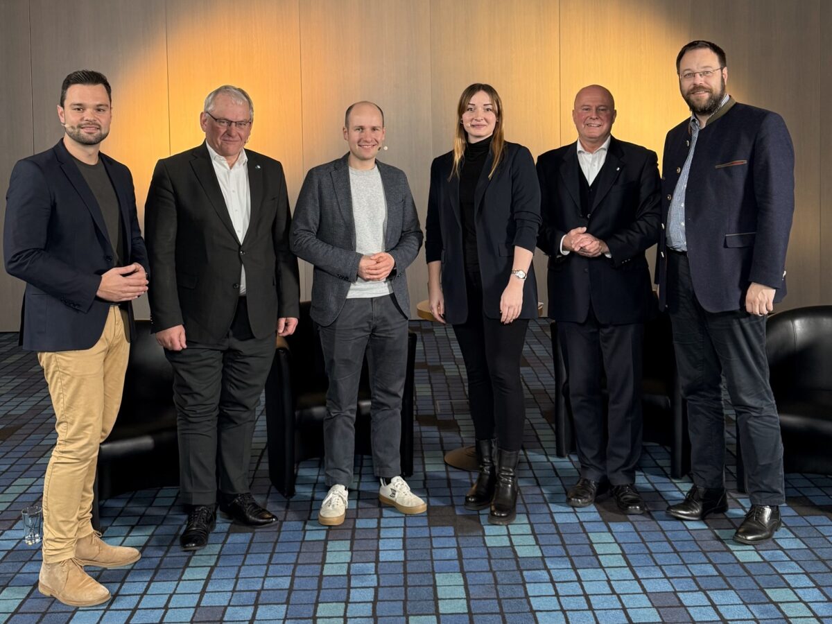 V.l.n.r.: Marco Just Quiles, Thomas Hacker MdB (FDP), Tim Pargent MdL (Bündnis 90/ Die Grünen), Erika Erhardt, Hartmut Koschyk und Sebastian Machnitzke. Foto: Stiftung Verbundenheit mit den Deutschen im Ausland