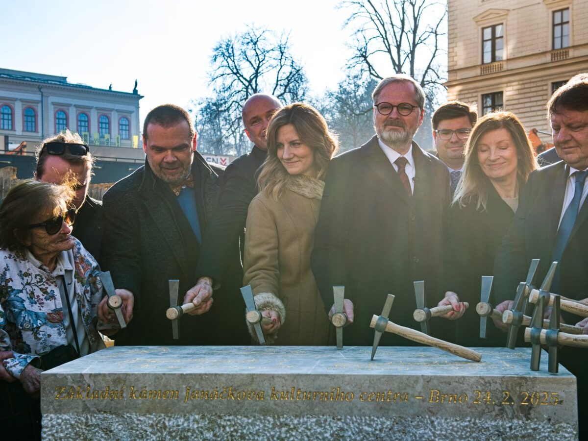 Am Montag legten Vertreter der Regierung und der Stadt Brünn (Brno) den Grundstein für das Janáček-Kulturzentrum, wo auch die Brünner Philharmonie ihr neues Zuhause finden soll. Übrigens: In Tschechien ist es Tradition, auf den Grundstein zu klopfen. Foto: ČTK / Uhlíř Patrik