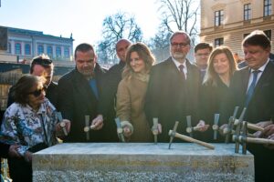 Am Montag legten Vertreter der Regierung und der Stadt Brünn (Brno) den Grundstein für das Janáček-Kulturzentrum, wo auch die Brünner Philharmonie ihr neues Zuhause finden soll. Übrigens: In Tschechien ist es Tradition, auf den Grundstein zu klopfen. Foto: ČTK / Uhlíř Patrik