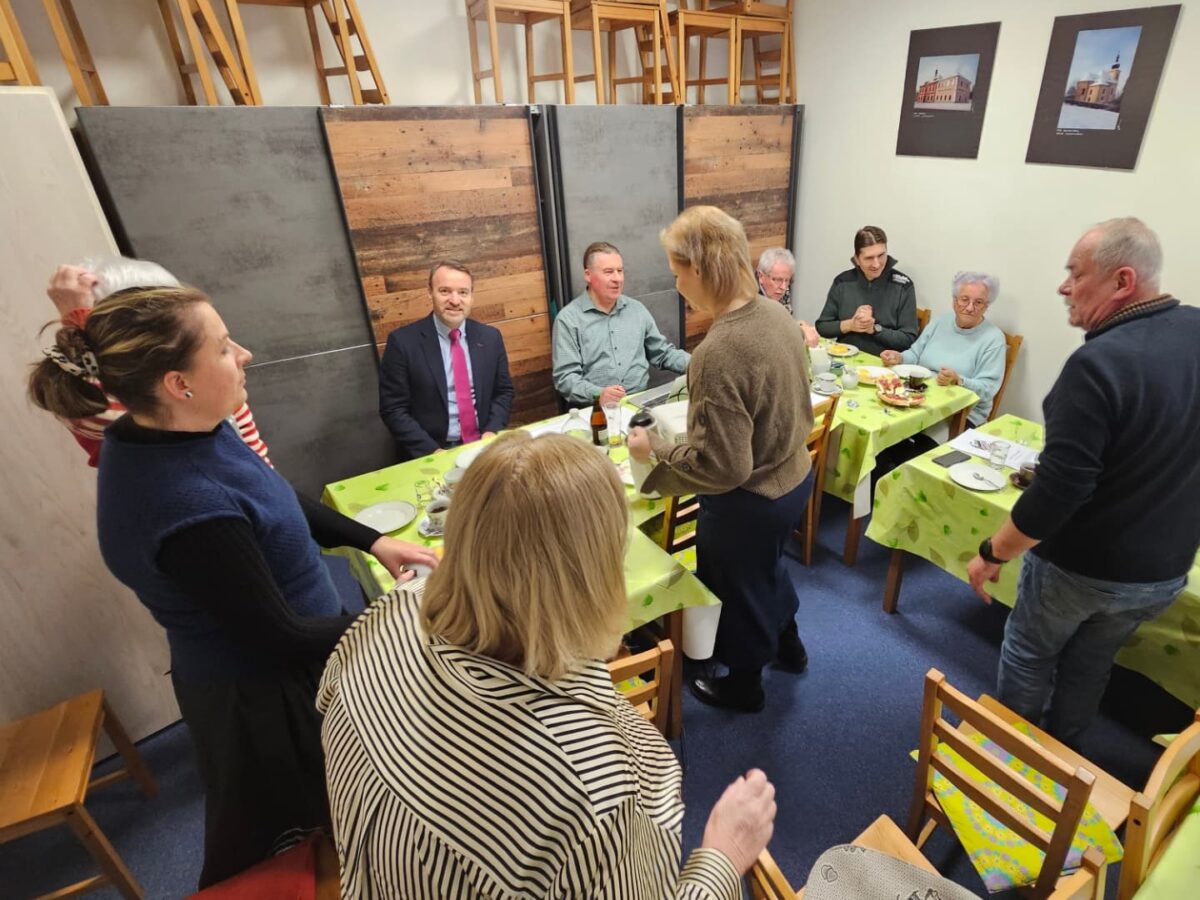 Bei Kaff ee und belegten Brötchen trafen sich alle Mitglieder im neuen Begegnungszentrum in der Radyňská Straße in Pilsen. Foto: Richard Šulko