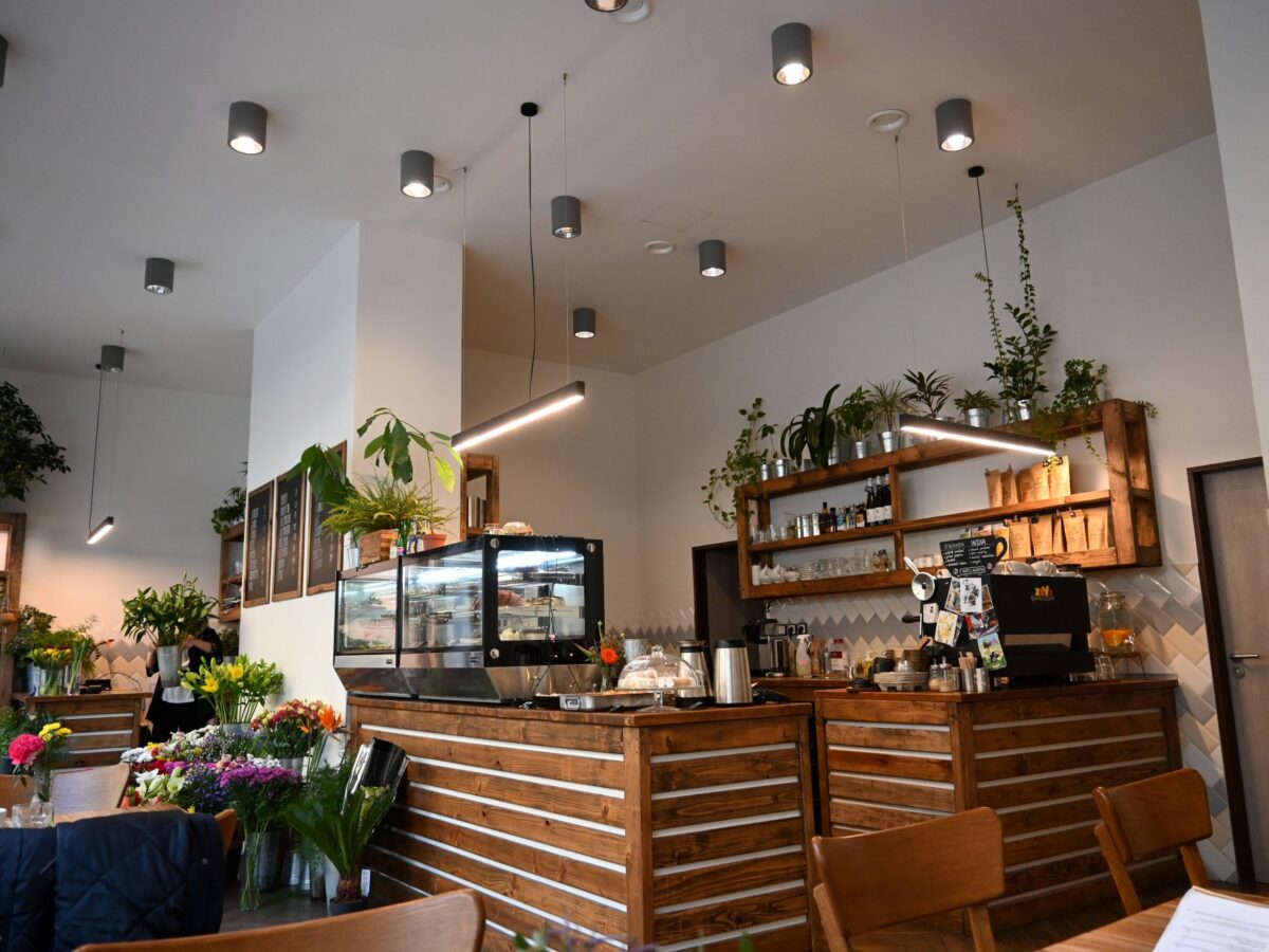 Der Innenraum des Florista Cafes in Nusle.