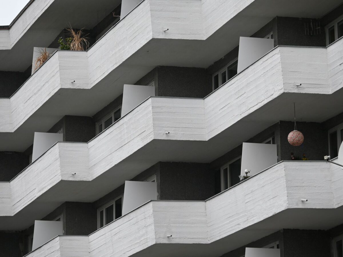 Die Fassade eines Wohnhauses im brutalistischen Architekturstil.