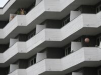 Die Fassade eines Wohnhauses im brutalistischen Architekturstil.