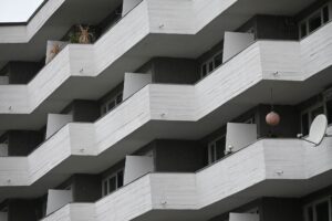 Die Fassade eines Wohnhauses im brutalistischen Architekturstil.
