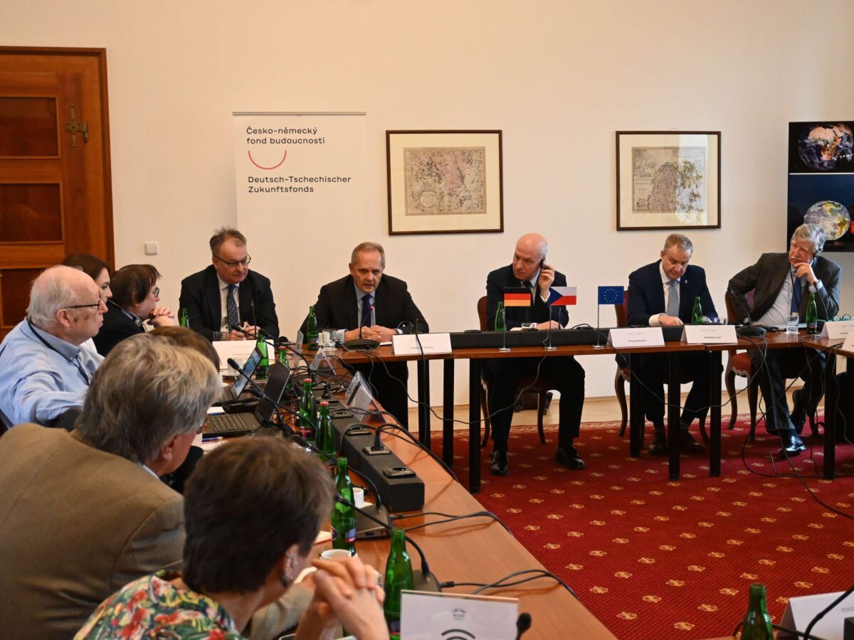 Tomáš Kafka, Andreas Künne, Pavel Fischer, Jindřich Fryč und Konrad Max Scharinger (v.l.n.r.) am hinteren Ende des Runden Tisches. Foto: Luis Delport