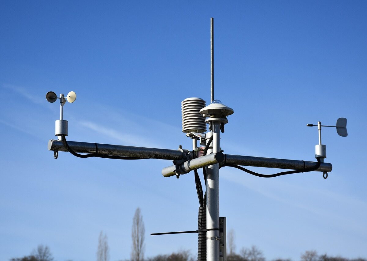 Wetterstation zur Messung von Wind, Temperatur und Luftfeuchtigkeit.