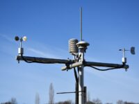 Wetterstation zur Messung von Wind, Temperatur und Luftfeuchtigkeit.
