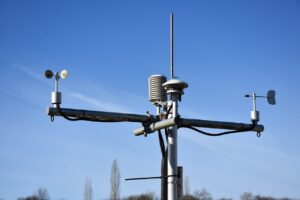 Wetterstation zur Messung von Wind, Temperatur und Luftfeuchtigkeit.