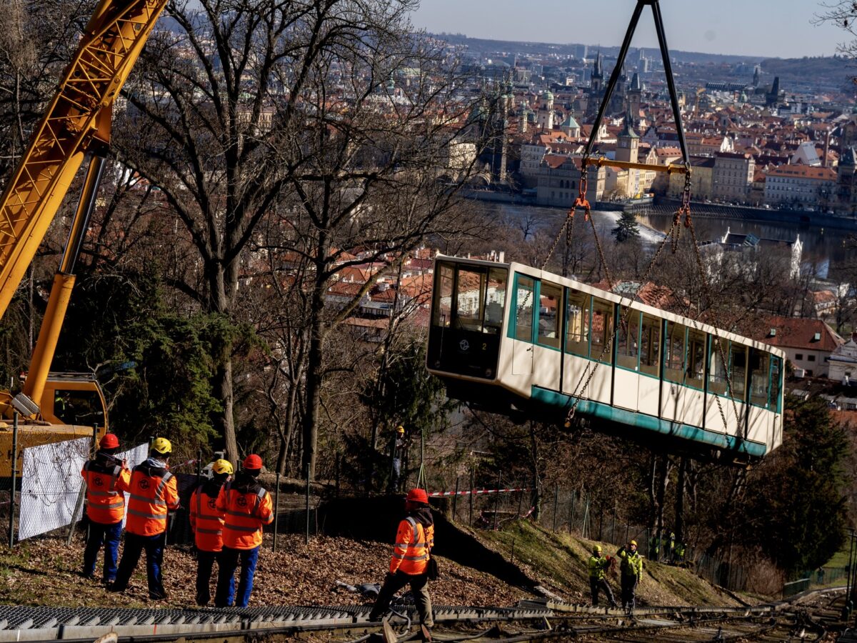 Verladung und Transport der Standseilbahnen am Prager Laurenziberg (Petřín) am 18. März 2025. Bis Ende 2026 wird die bei Touristen beliebte Bahn restauriert und dann in neuem Design wiedereröffnet. Foto: Michal Růžička / MFDNES + LN / Profimedia