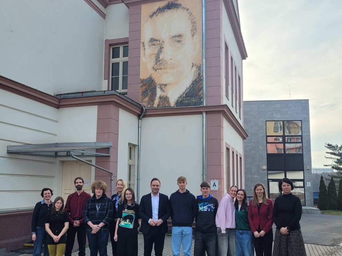 Alexander Dierks (Mitte), der Präsident des Sächsischen Landtags, war zu Besuch am Thomas-Mann-Gymnasium.