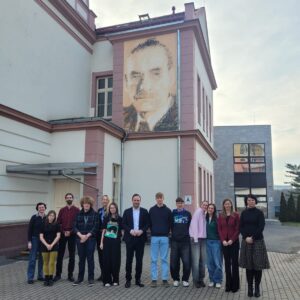 Alexander Dierks (Mitte), der Präsident des Sächsischen Landtags, war zu Besuch am Thomas-Mann-Gymnasium.