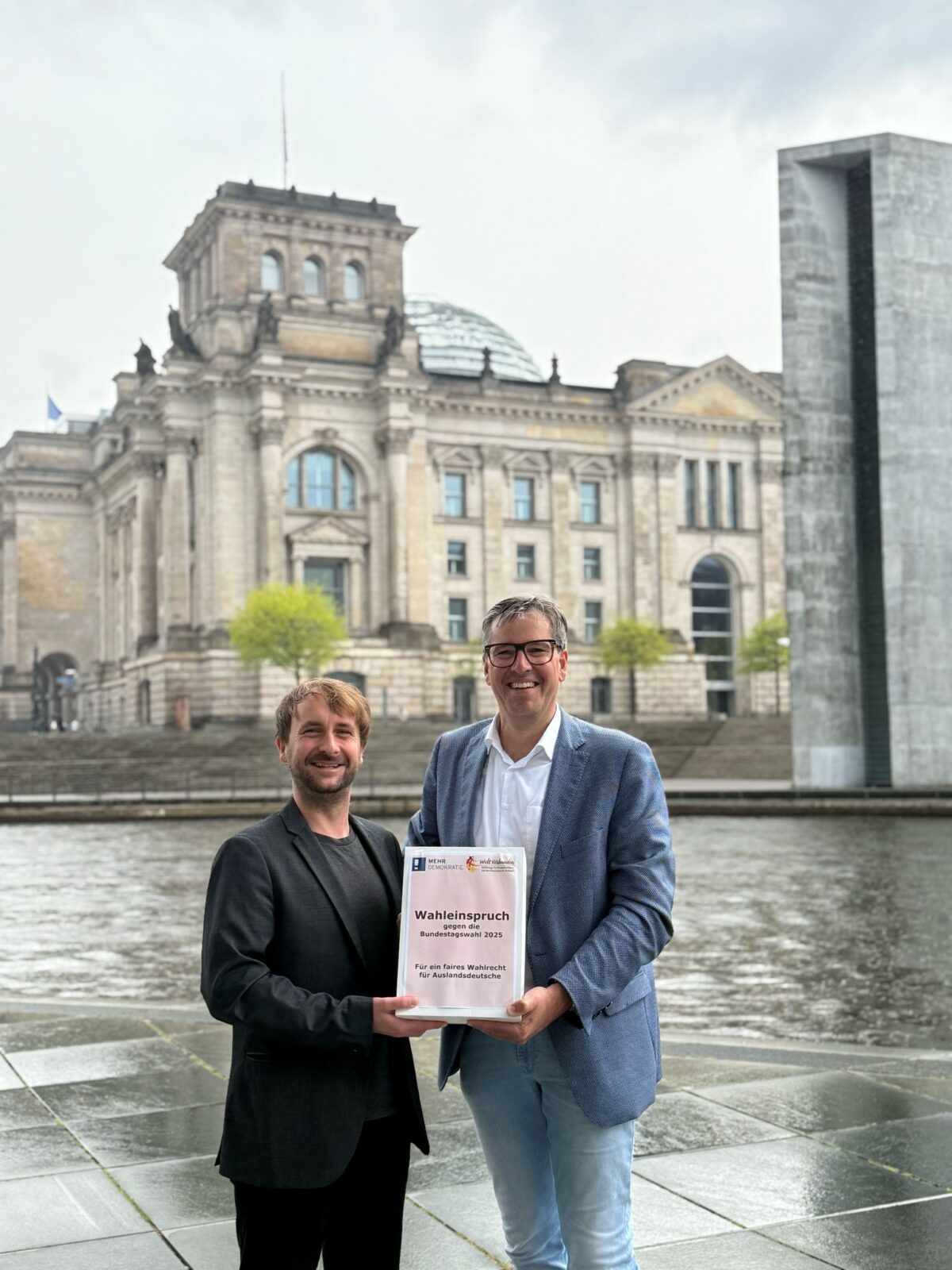 Christian König von Mehr Demokratie e.V. und Prof. Oliver Junk, Verwaltungsjurist und Vorstandsvorsitzender der Stiftung Verbundenheit mit den Deutschen im Ausland. Foto: Stiftung Verbundenheit mit den Deutschen im Ausland