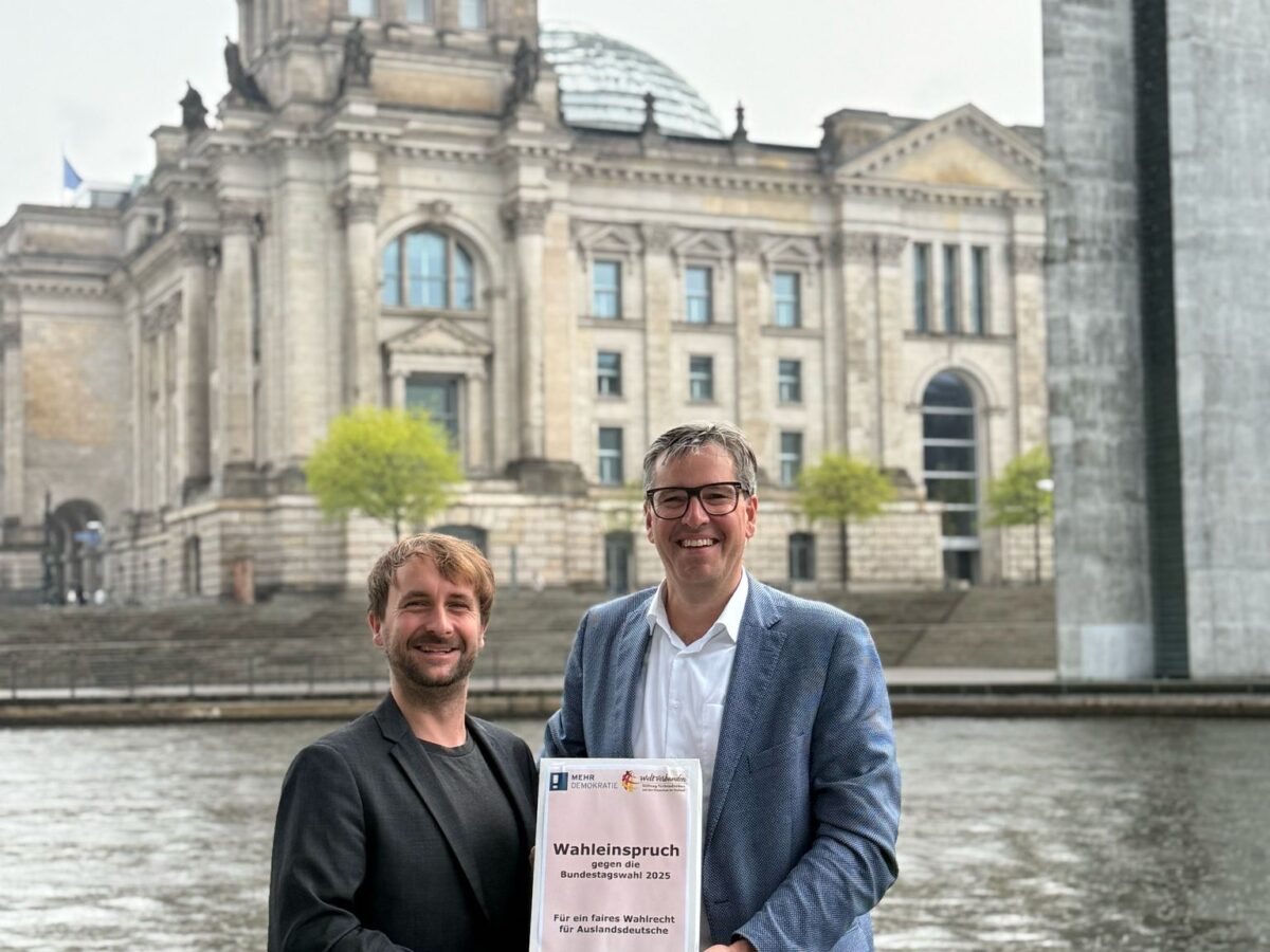 Christian König von Mehr Demokratie e.V. und Prof. Oliver Junk, Verwaltungsjurist und Vorstandsvorsitzender der Stiftung Verbundenheit mit den Deutschen im Ausland. Foto: Stiftung Verbundenheit mit den Deutschen im Ausland