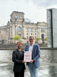 Christian König von Mehr Demokratie e.V. und Prof. Oliver Junk, Verwaltungsjurist und Vorstandsvorsitzender der Stiftung Verbundenheit mit den Deutschen im Ausland. Foto: Stiftung Verbundenheit mit den Deutschen im Ausland