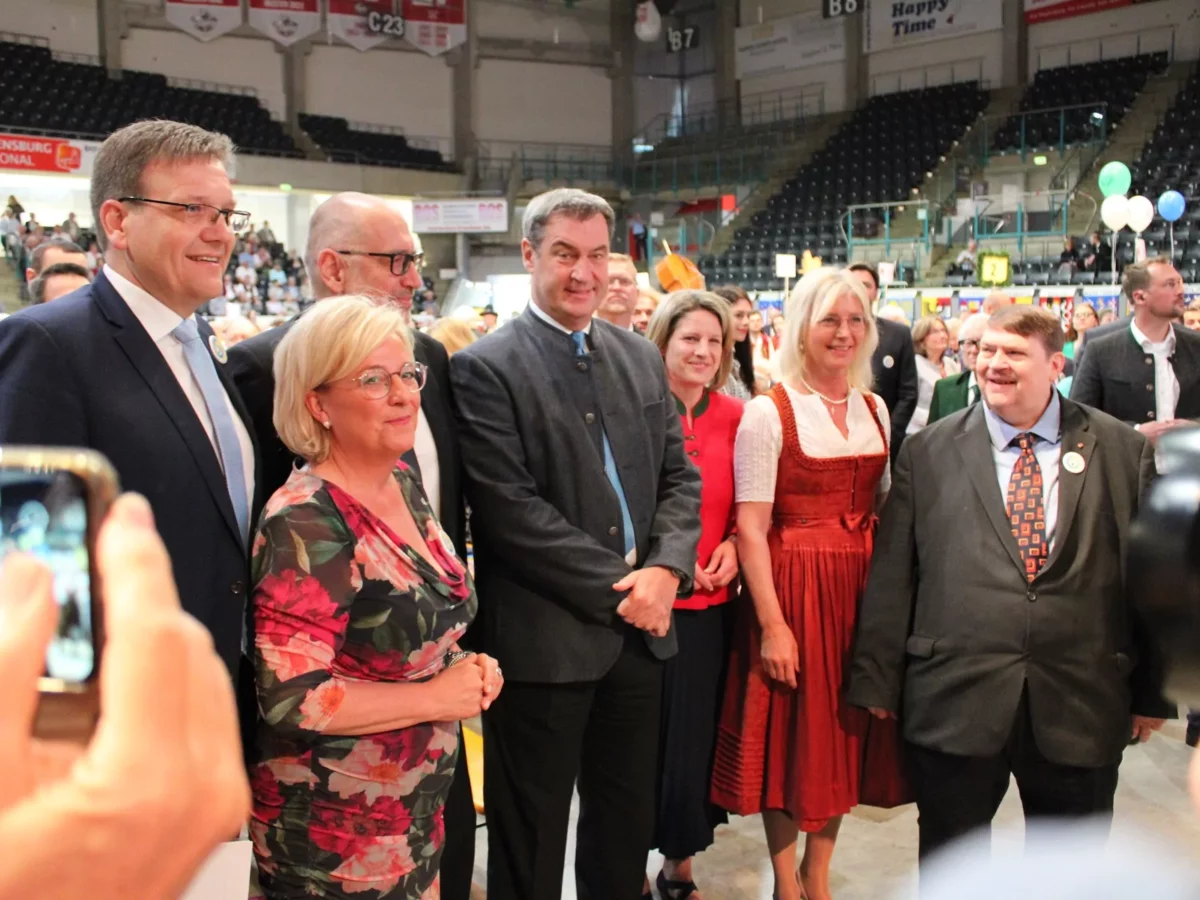 v.l. Steffen Hörtler (SL Bayern), Sylvia Stierstorfer (Bayerische Beauftragte für Aussiedler und Vertriebene), Mikuláš Bek (Tschechischer Ministers für Bildung, Jugend und Sport), Markus Söder (Ministerpräsident Bayern), Astrid Freudenstein (Zweite Bürgermeisterin Regensburg), Ulrike Scharf (Bayerische Ministerin für Familie, Arbeit und Soziales) und Bernd Posselt (Sprecher der Sudetendeutschen Landsmannschaft) beim Einzug zur Hauptkundgebung. Foto: Tobias Eisch