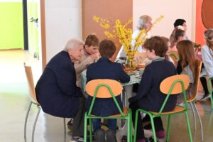 Seniorin Milena Šimončíková im Gespräch mit den Viertklässlern der Grundschule der deutsch-tschechischen Verständigung.