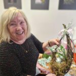 Jaroslava Dolanská mit ihrem Osterkranz. Foto: Richard Šulko